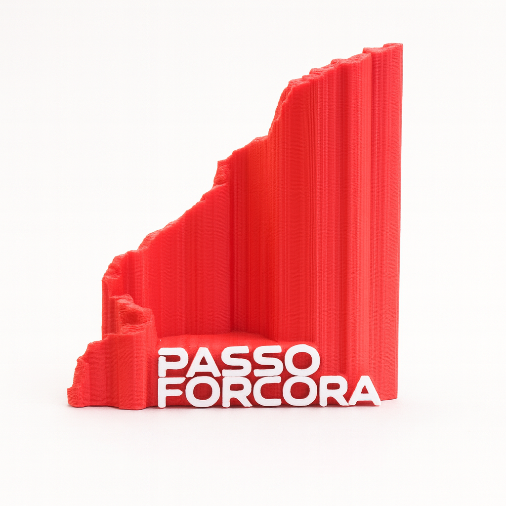 Profilo altimetrico 3D della salita Maccagno – Passo Forcora in PLA rosso con scritta bianca, versione grande da 13 cm, souvenir ciclistico stampato in 3D